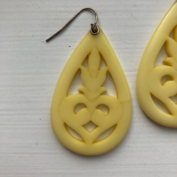 Vintage yellow ivory Victorian-style drop earrings - Picture 2 of 7